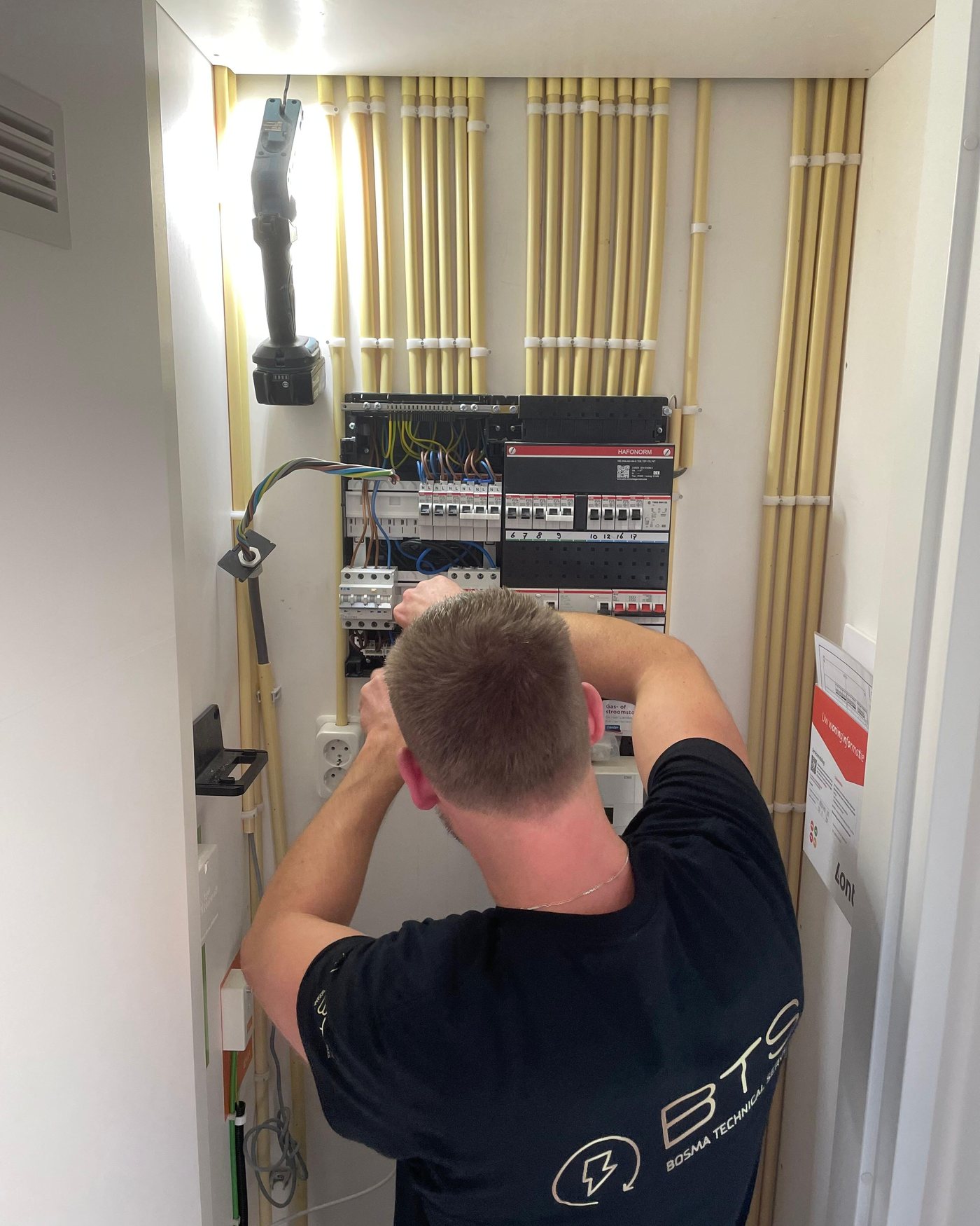 Daniël van BTS aan het werk in een meterkast
