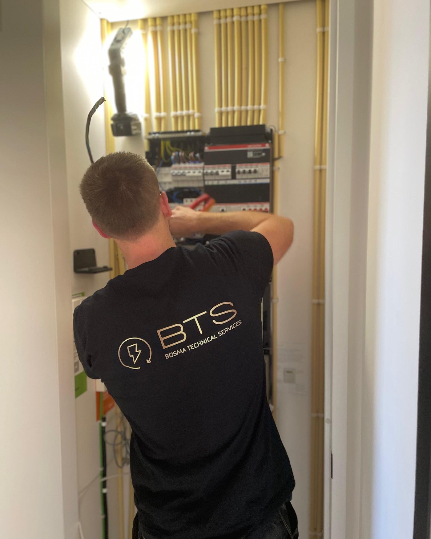 Daniël van BTS tijdens de aansluiting in de groepenkast