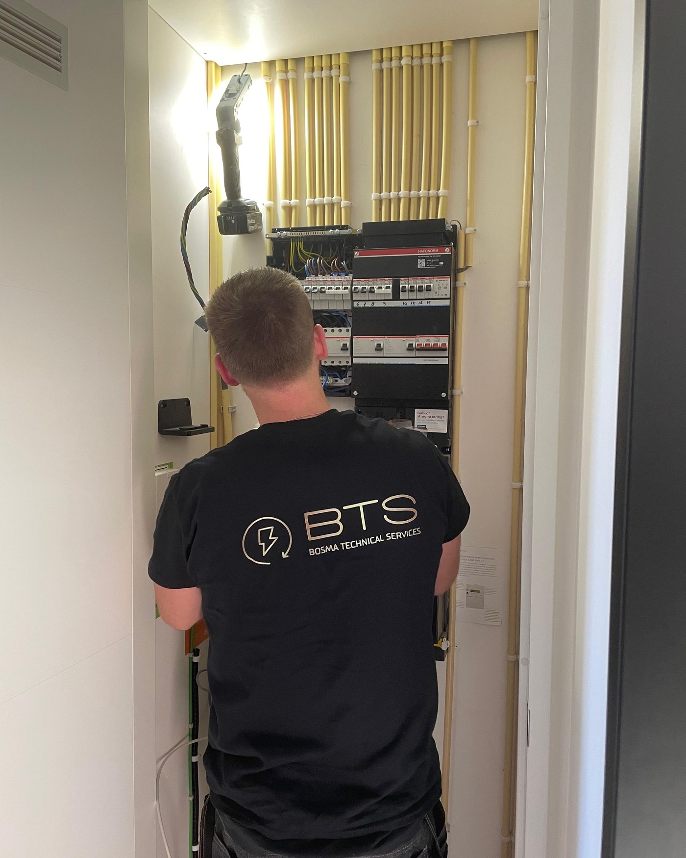Daniël van BTS vakkundig aan het werk