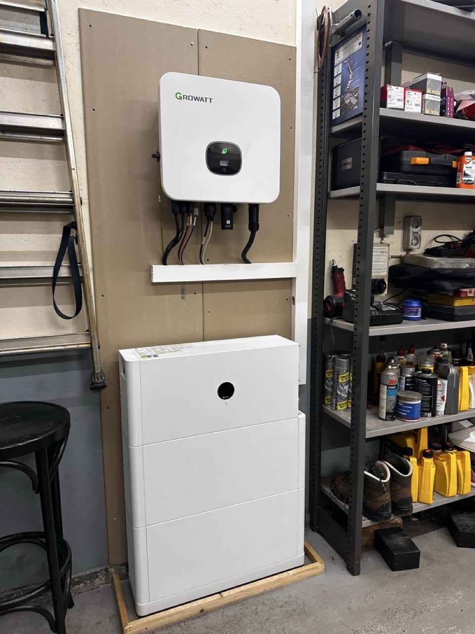 Thuisbatterij met omvormer, geplaatst door BTS